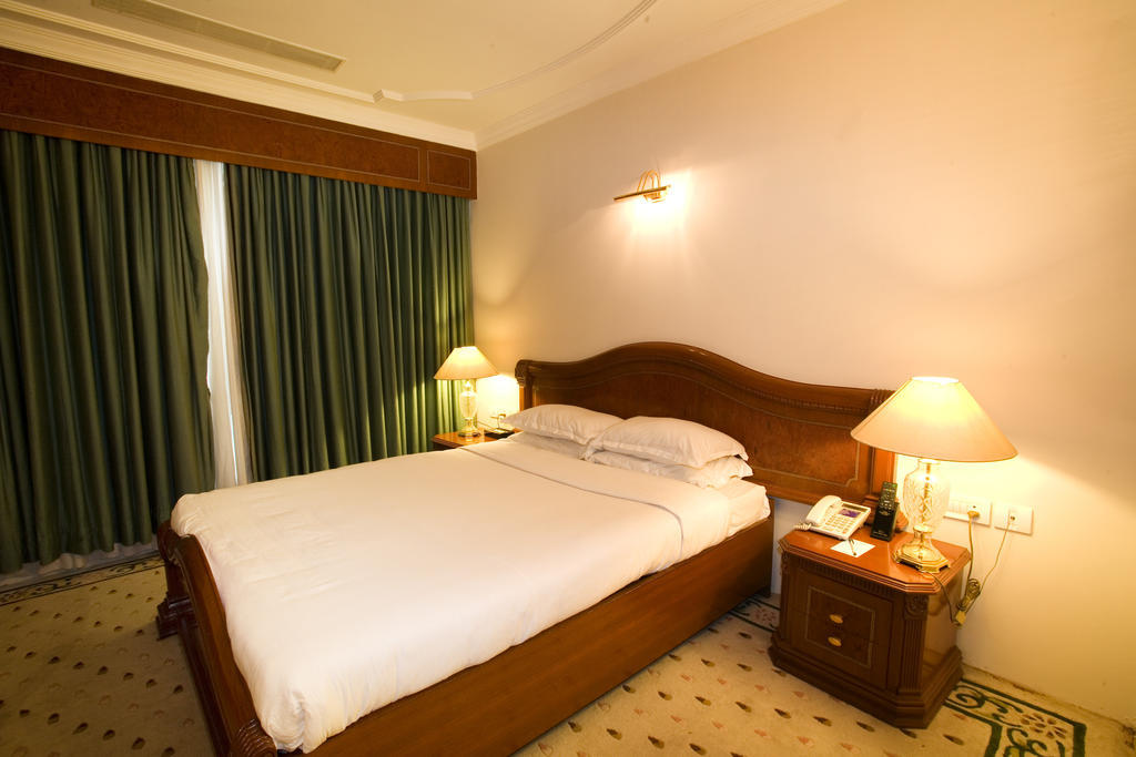 Hotel Benzz Park Madrás Habitación foto